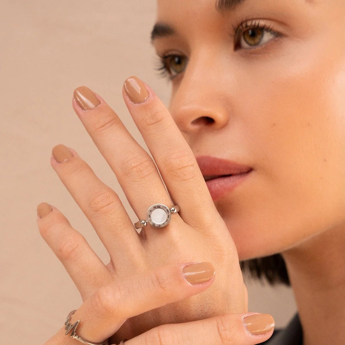 Anel Luxurious Giratório Numeral Romano Prata Lenogue