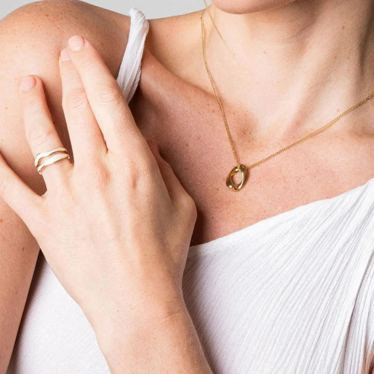 Anel Pure Abstrato Madrepérola Ajustável Banho em Ouro 18k Lenogue