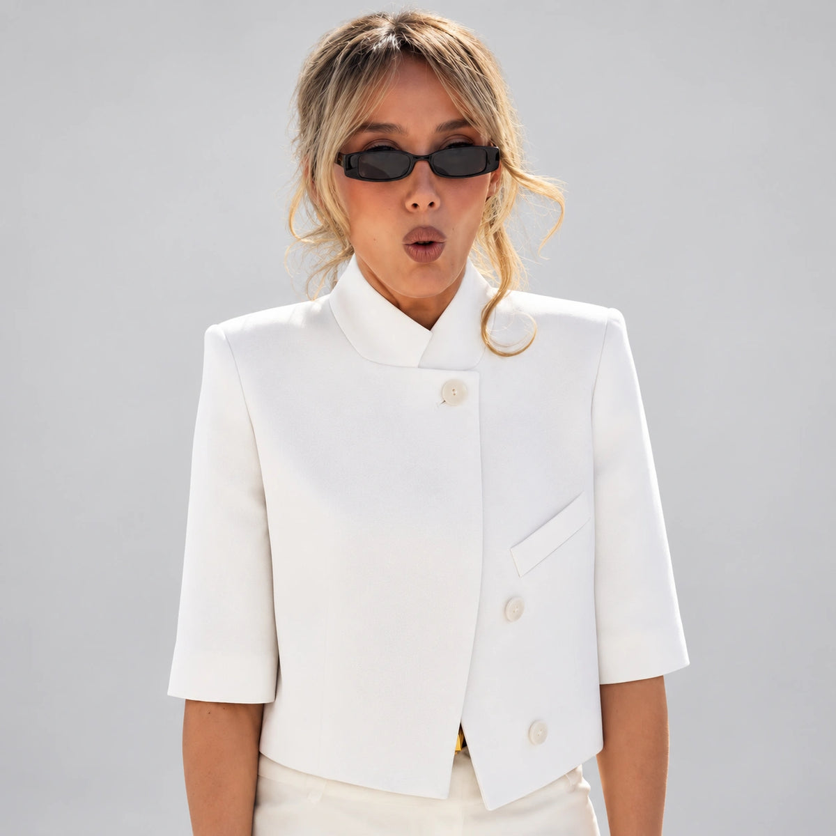 Blazer Cropped com Gola O e Fileira Única de Botões Raffiné Lenogue