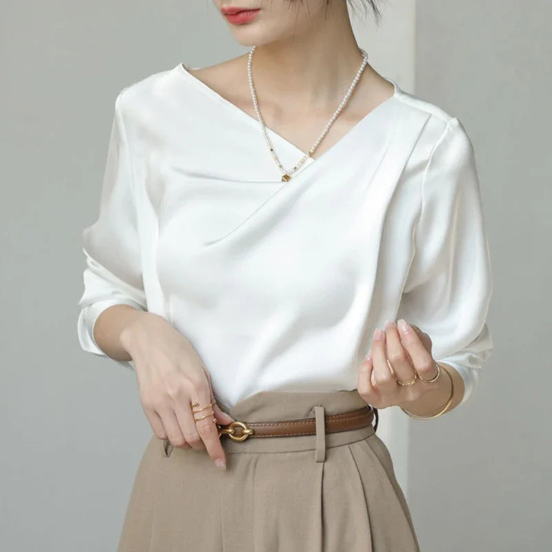 Blusa de Cetim com Gola Inclinada e Manga Longa Branco Élégant Lenogue