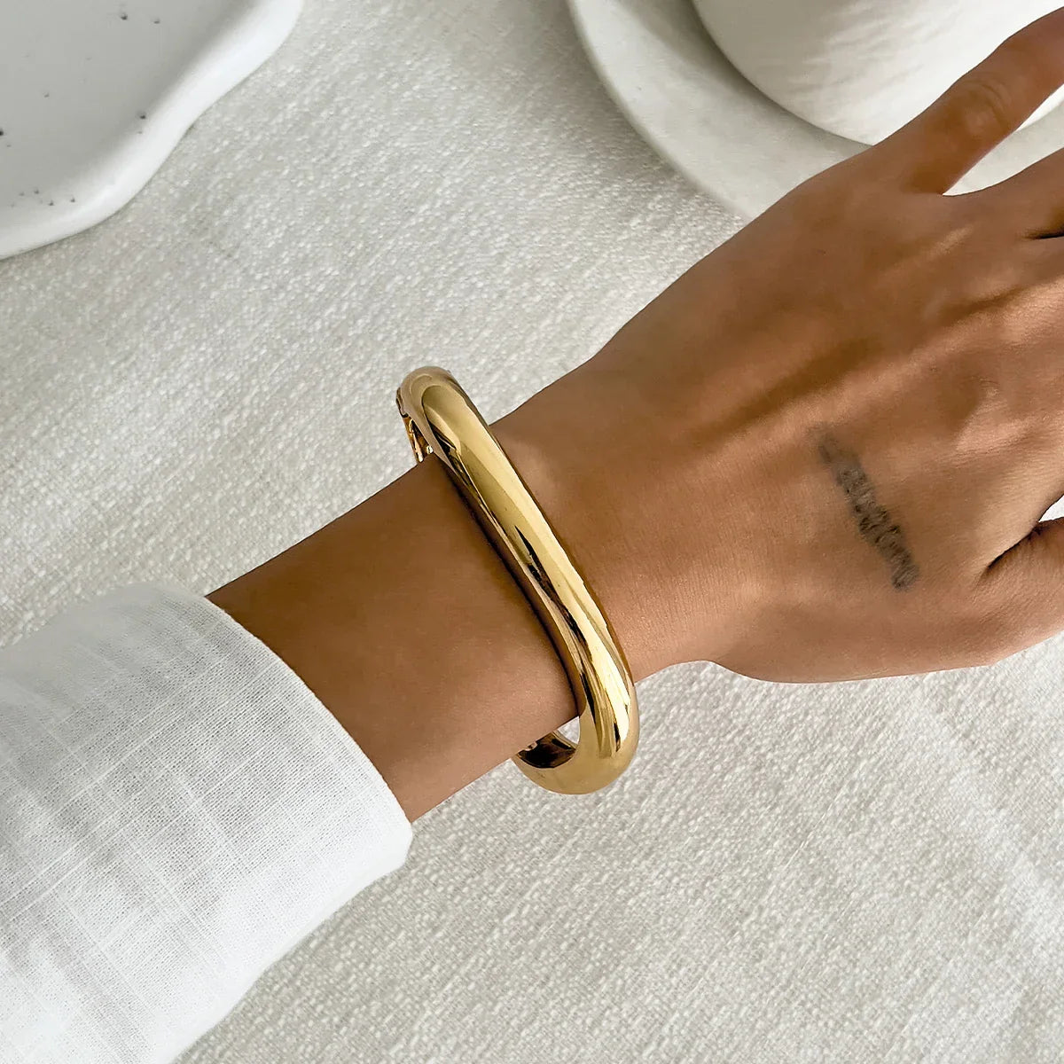 Bracelete Aro Aberto Largo Geométrico Acabamento Polido Lenogue