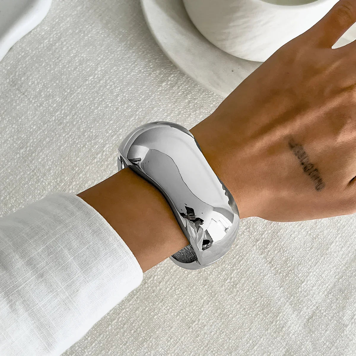 Bracelete Aro Aberto Largo Geométrico Acabamento Polido Lenogue