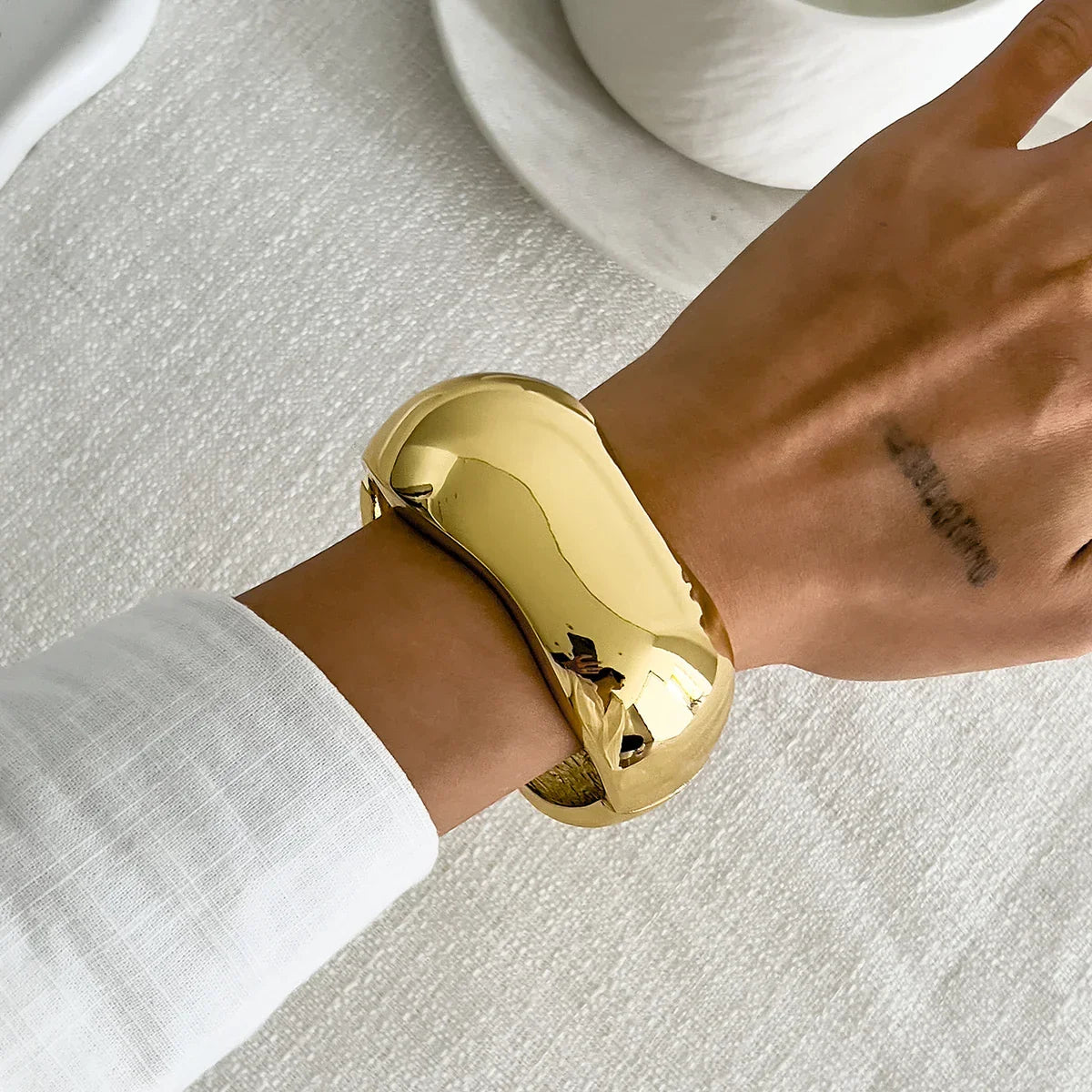 Bracelete Aro Aberto Largo Geométrico Acabamento Polido Lenogue