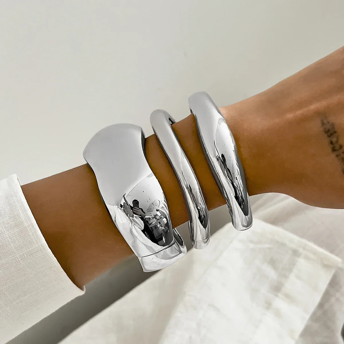 Bracelete Aro Aberto Largo Geométrico Acabamento Polido Lenogue