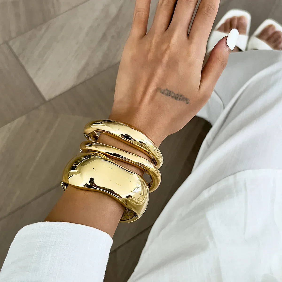 Bracelete Aro Aberto Largo Geométrico Acabamento Polido Lenogue