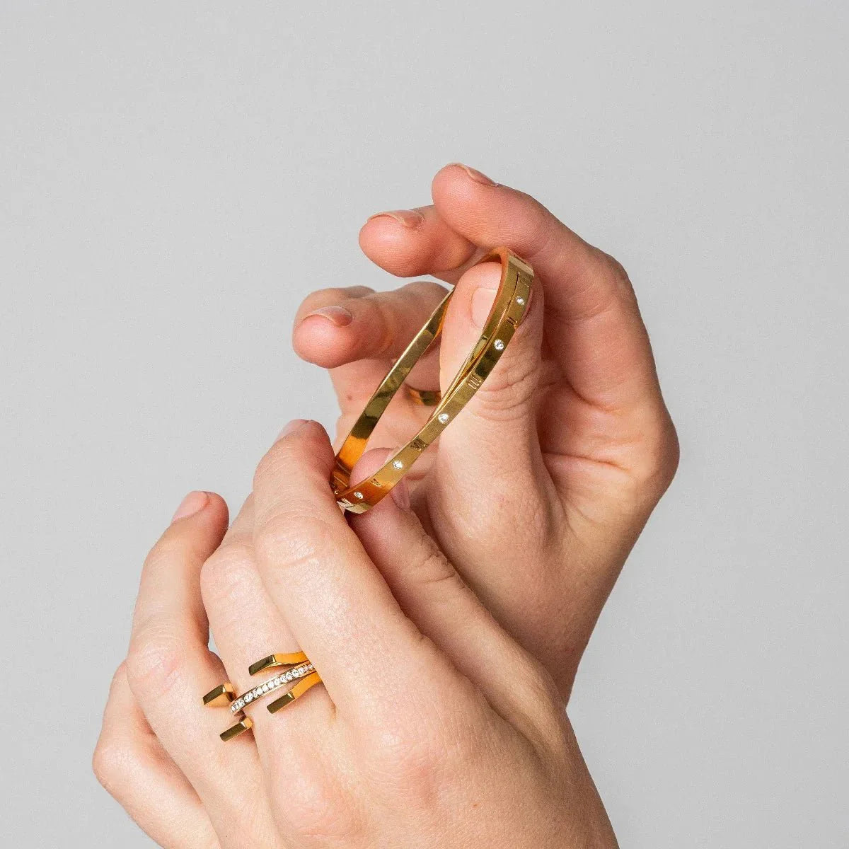 Bracelete Royal Algarismo Romanos Entrelaçados Banho Ouro 18k Lenogue