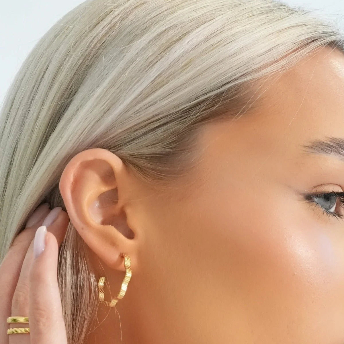 Brinco Glamorous Argola Wavy Texture Lenogue Ouro