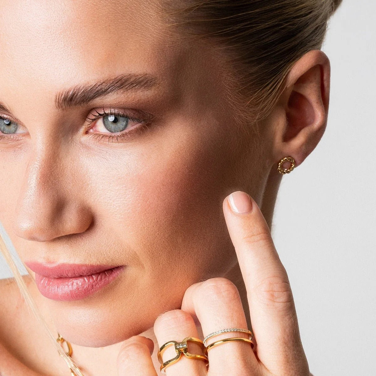 Brinco Prestigious Twist Lenogue Ouro