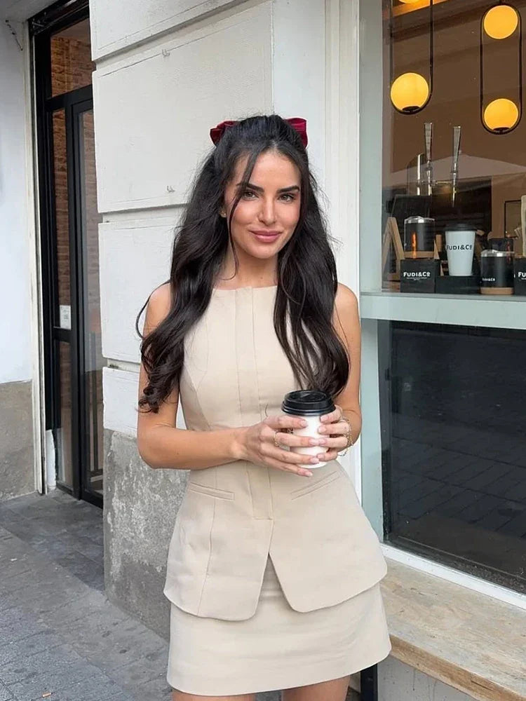 Conjunto Blusa sem Mangas Gola Redonda e Vestido Curto com Cinto Lenogue