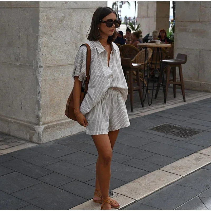 Conjunto Listrado com Camisa de Lapela e Shorts para Uso Diário Lenogue