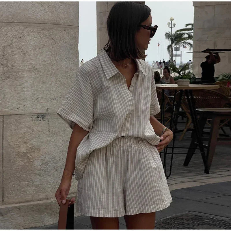 Conjunto Listrado com Camisa de Lapela e Shorts para Uso Diário Lenogue