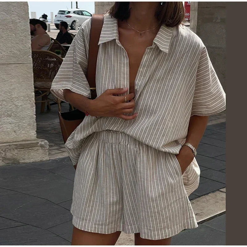 Conjunto Listrado com Camisa de Lapela e Shorts para Uso Diário Lenogue