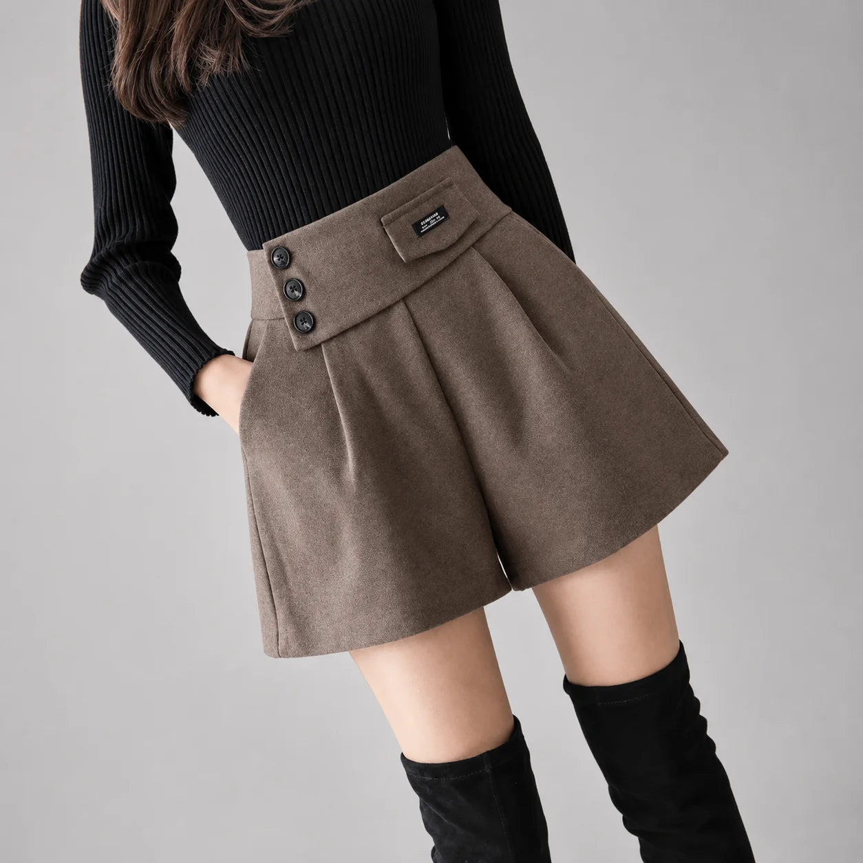 Shorts de Lã Plissado com Cintura Alta Wide Leg Chic Lenogue