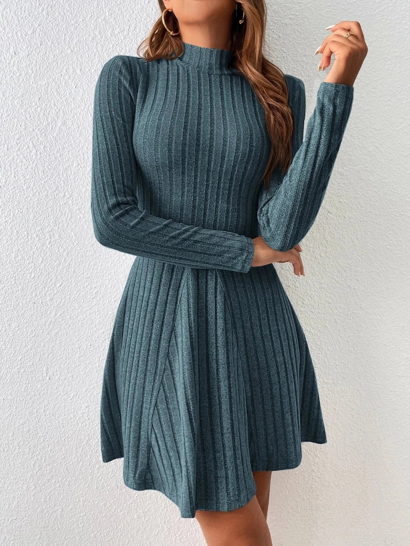 Vestido de Malha Evasê Gola Alta Lenogue