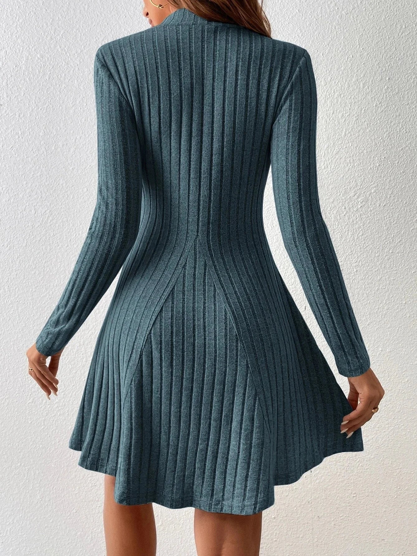 Vestido de Malha Evasê Gola Alta Lenogue