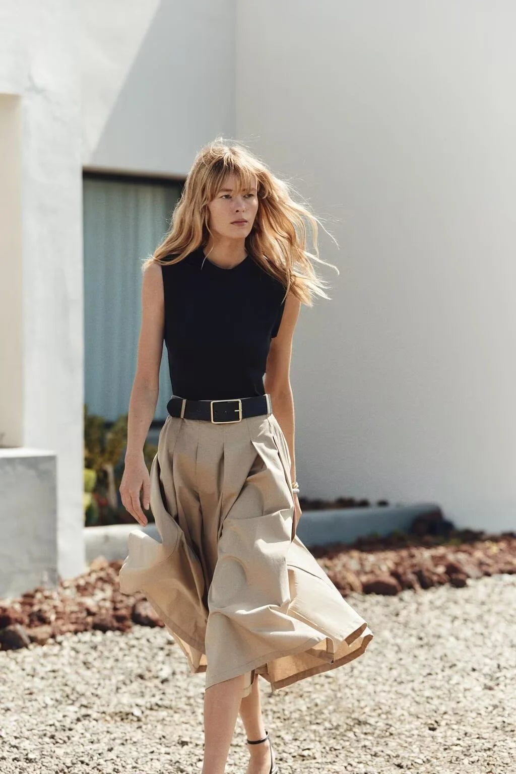 Vestido Midi Plissado em Tricot com Cinto para Festas Lenogue Preto e Bege / Pp