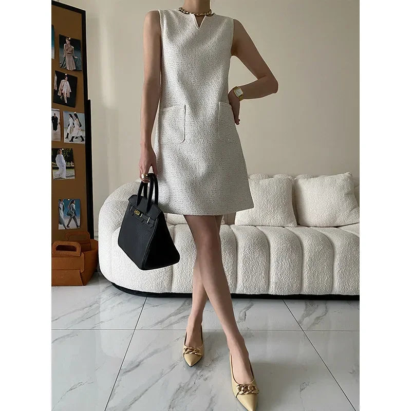 Vestido Tweed sem Mangas Bordado em Paetês Lenogue