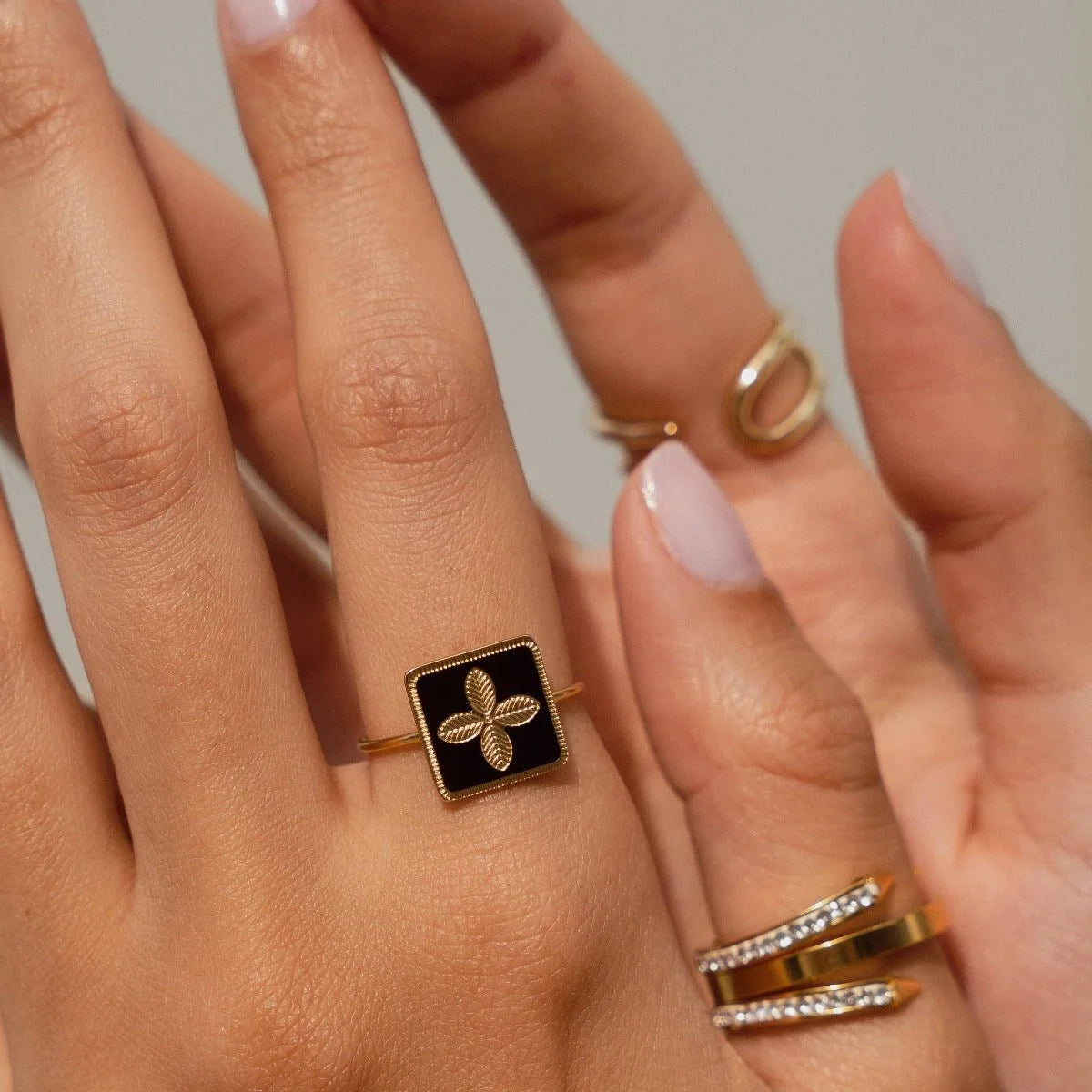 Anel Imperial Trevo Preto Ajustável Lenogue Ouro