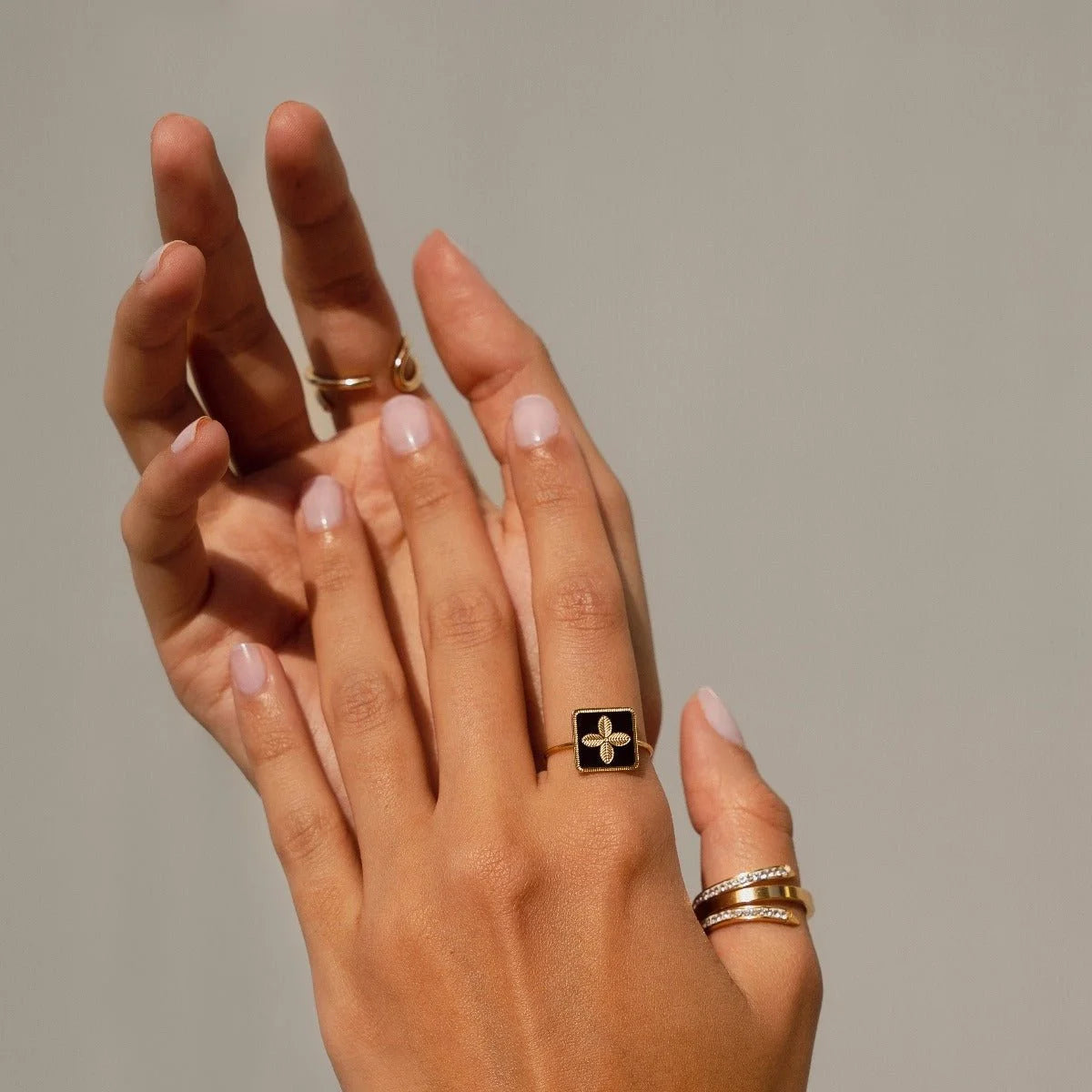 Anel Imperial Trevo Preto Ajustável Lenogue Ouro