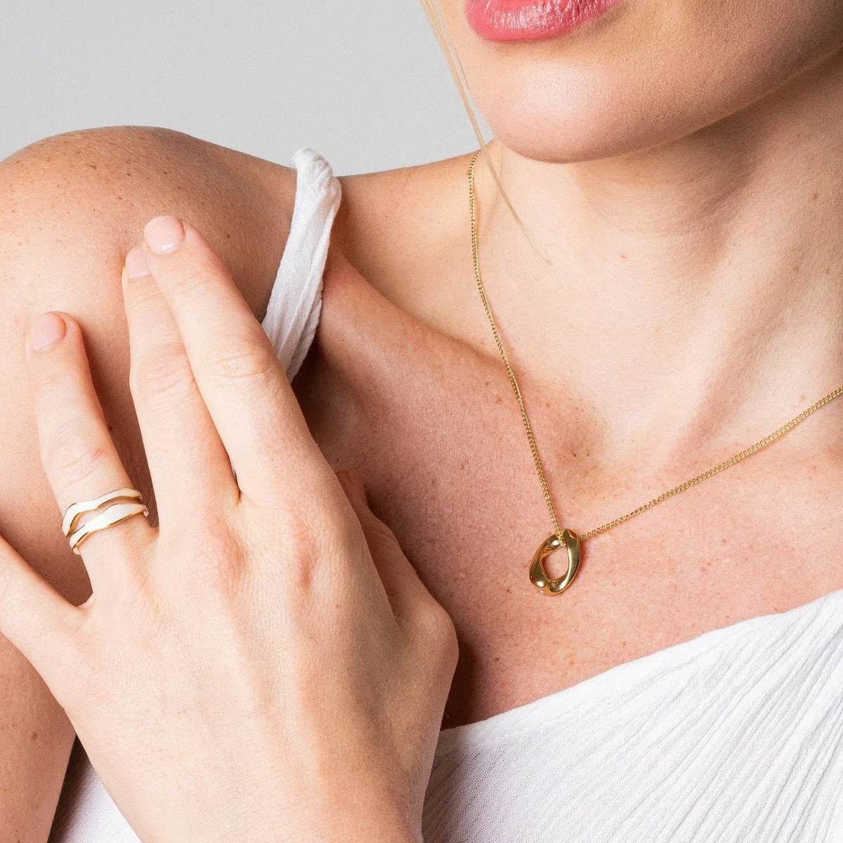 Anel Pure Abstrato Madrepérola Ajustável Banho em Ouro 18k Lenogue