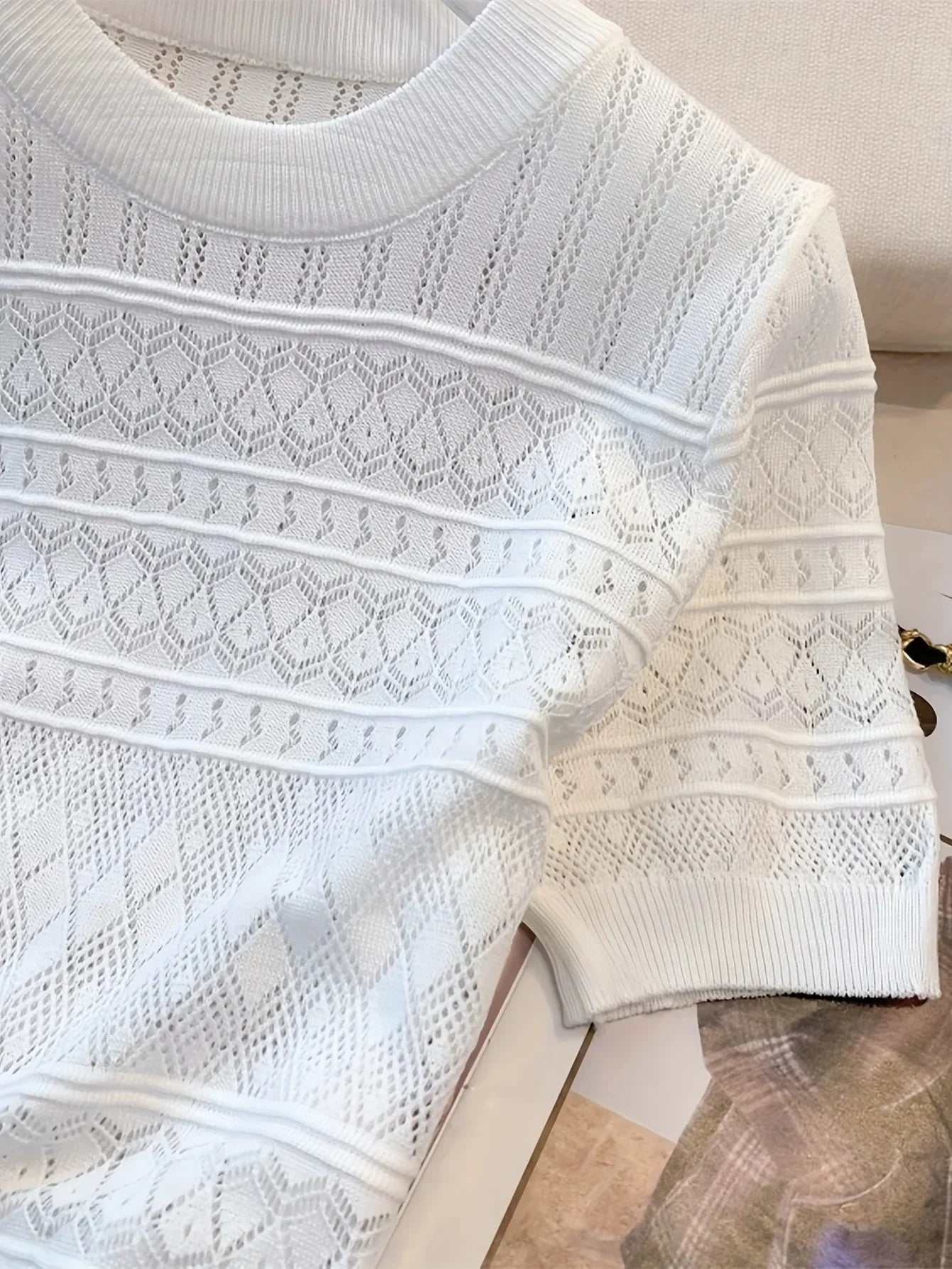 Blusa Casual em Tricot Vazado com Gola Redonda Lenogue