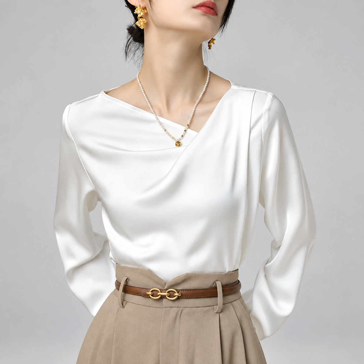 Blusa de Cetim com Gola Inclinada e Manga Longa Branco Élégant Lenogue