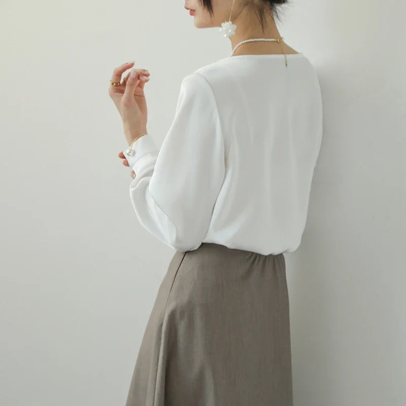 Blusa de Cetim com Gola Inclinada e Manga Longa Branco Élégant Lenogue