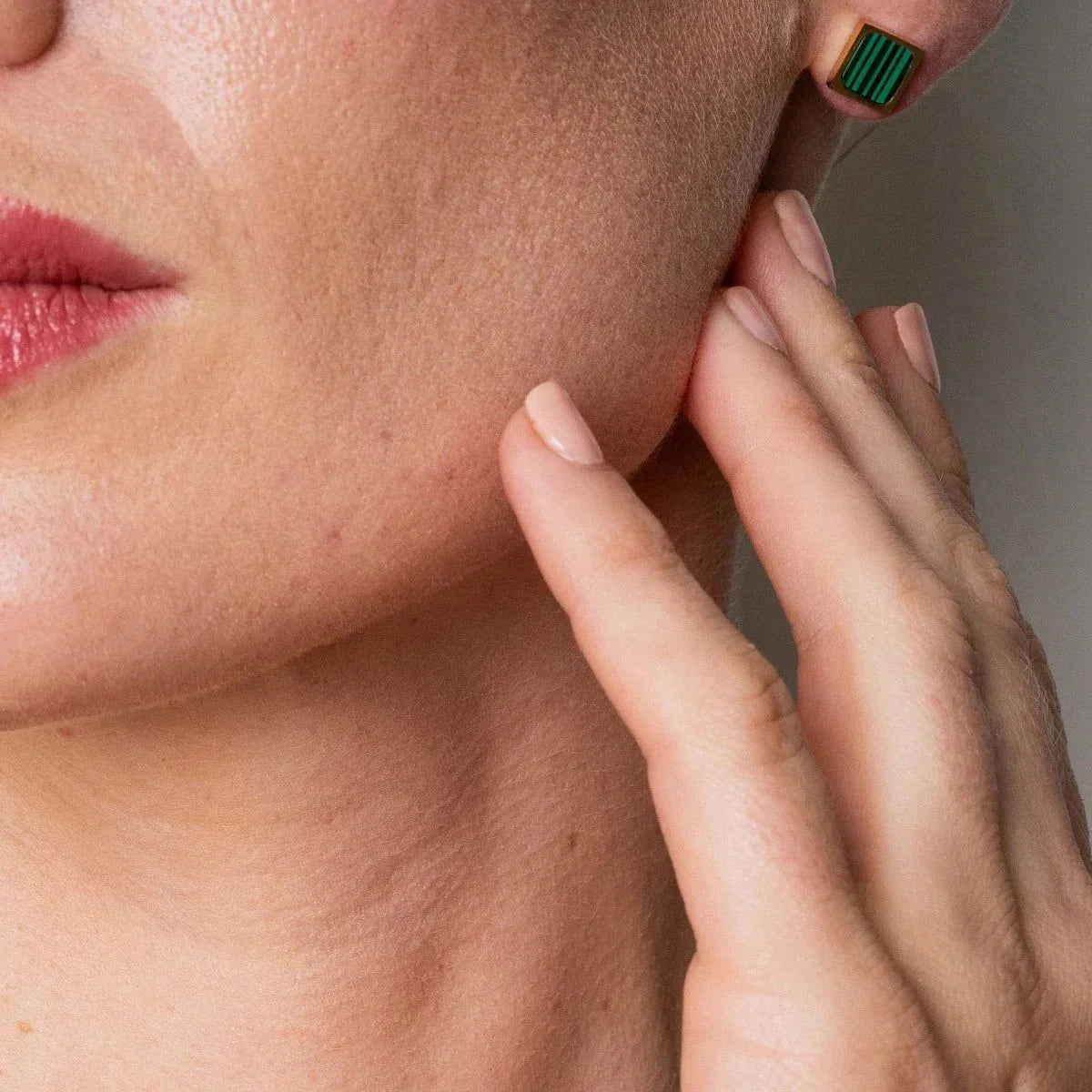 Brinco Imperial Geométrico Pedra Verde Banho em Ouro 18k Lenogue