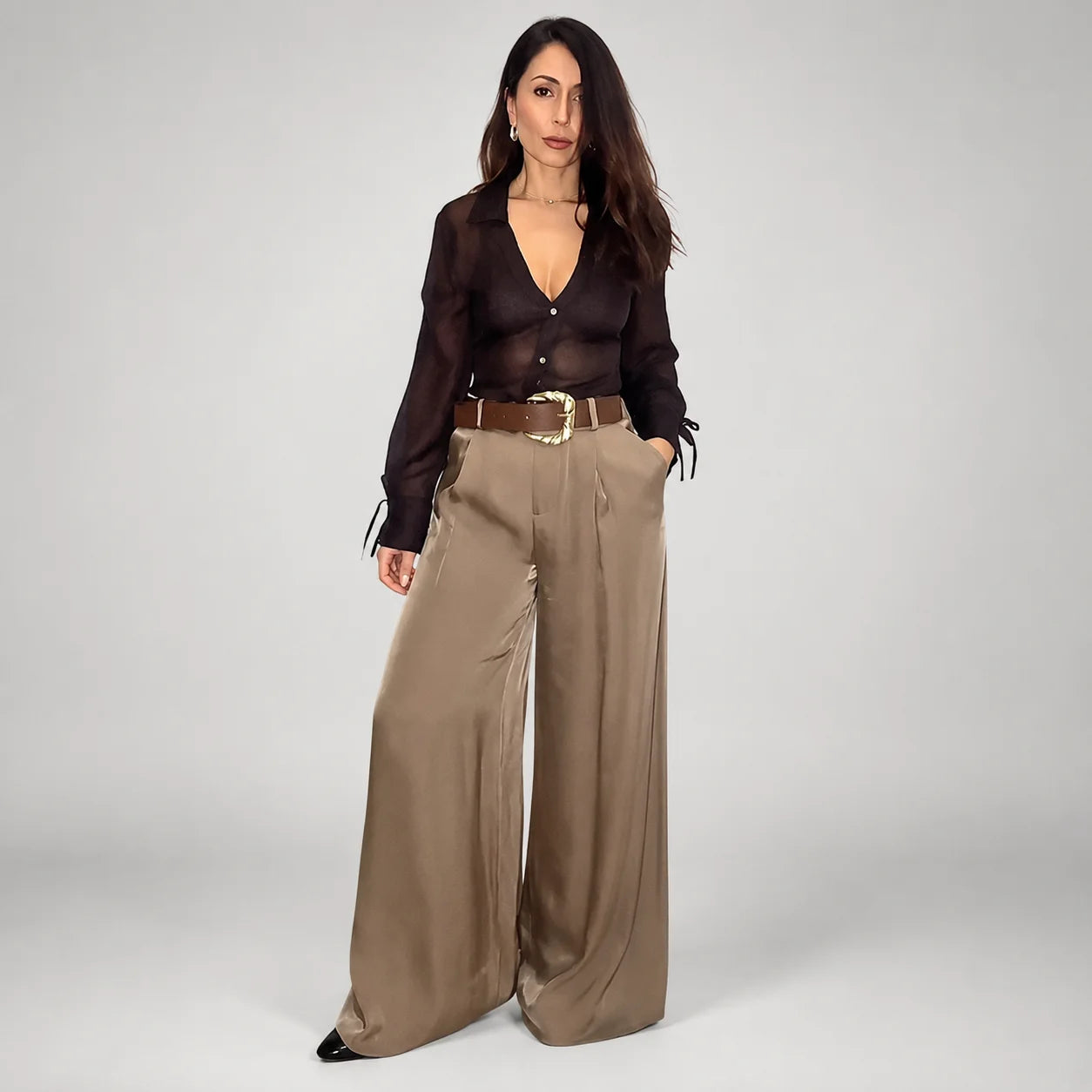 Calça Pantalona de Cetim com Cinto e Bolsos Chic Lenogue Bege / Pp