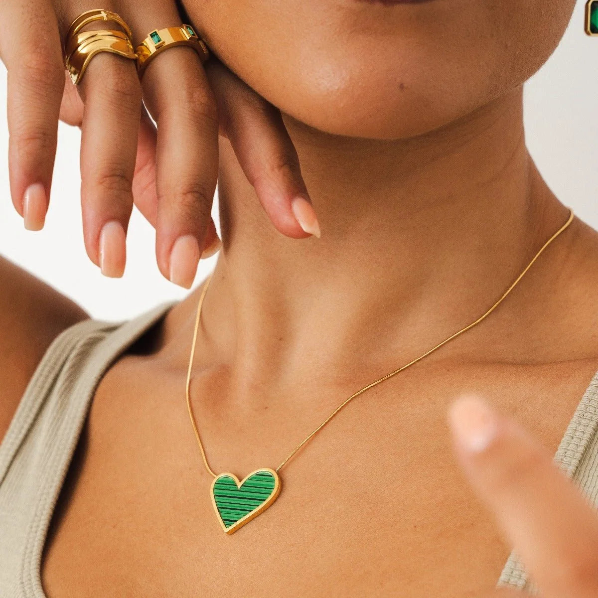 Colar Divine Sweet Alhambra Inspiração Coração Verde Lenogue 45cm