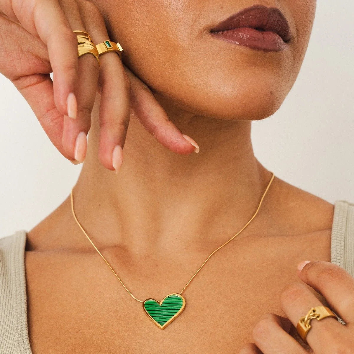 Colar Divine Sweet Alhambra Inspiração Coração Verde Lenogue 45cm