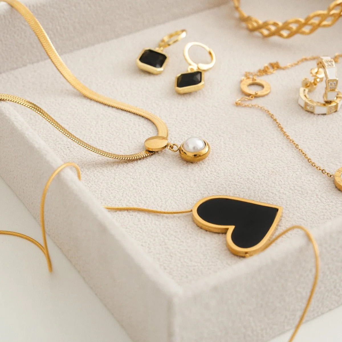 Colar Luxurious Sweet Alhambra Inspiração Coração Preto Lenogue 45cm