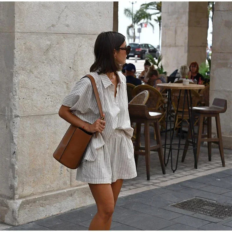 Conjunto Listrado com Camisa de Lapela e Shorts para Uso Diário Lenogue