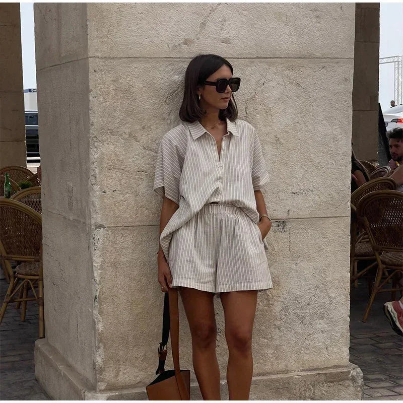Conjunto Listrado com Camisa de Lapela e Shorts para Uso Diário Lenogue