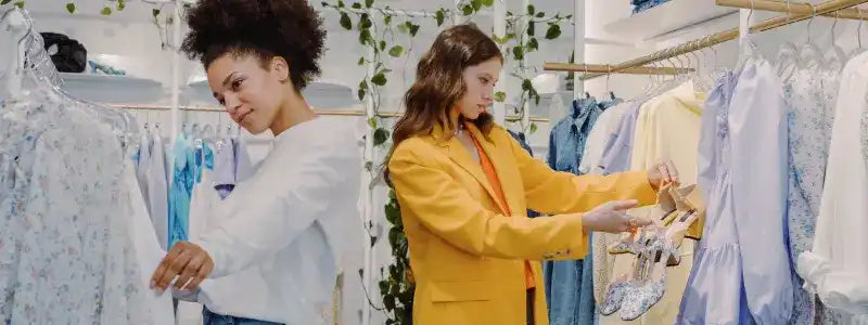 Duas mulheres comprando roupas.