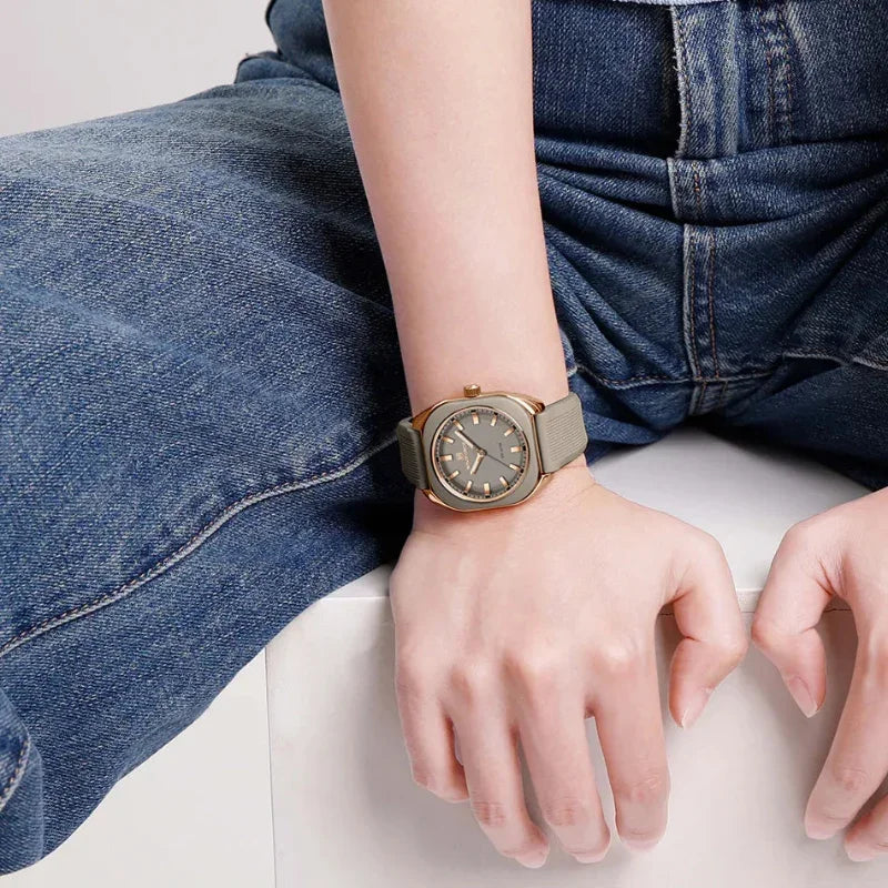 Relógio Feminino Quartzo Pulseira de Silicone e Vidro Mineral Lenogue Bege