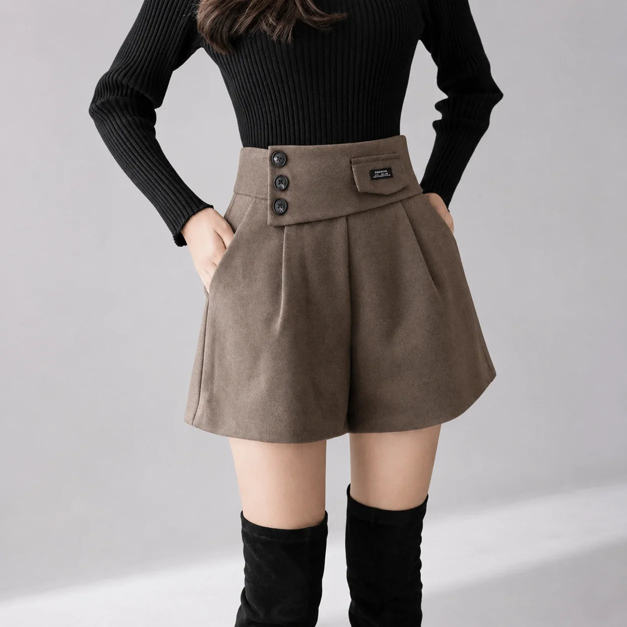 Shorts de Lã Plissado com Cintura Alta Wide Leg Chic Lenogue Marrom / g