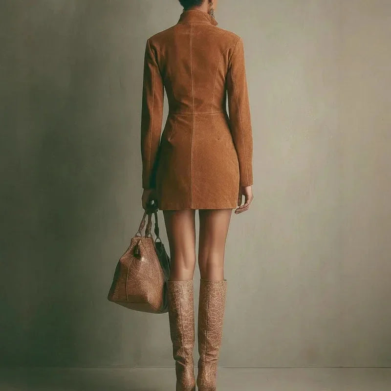 Vestido Curto Camurça Sintética Gola Alta com Zíper Lenogue