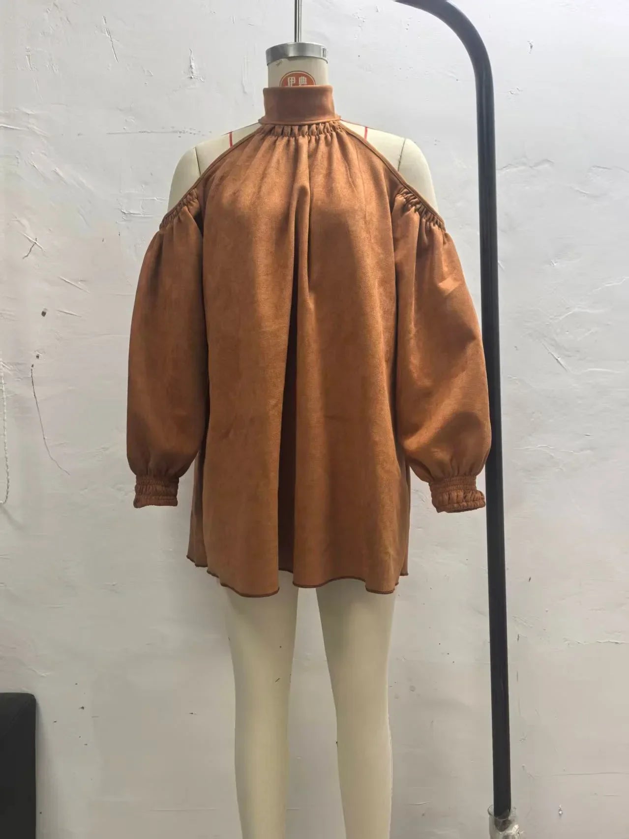 Vestido Curto Camurça Sintética Gola Alta Manga Bufante Lenogue