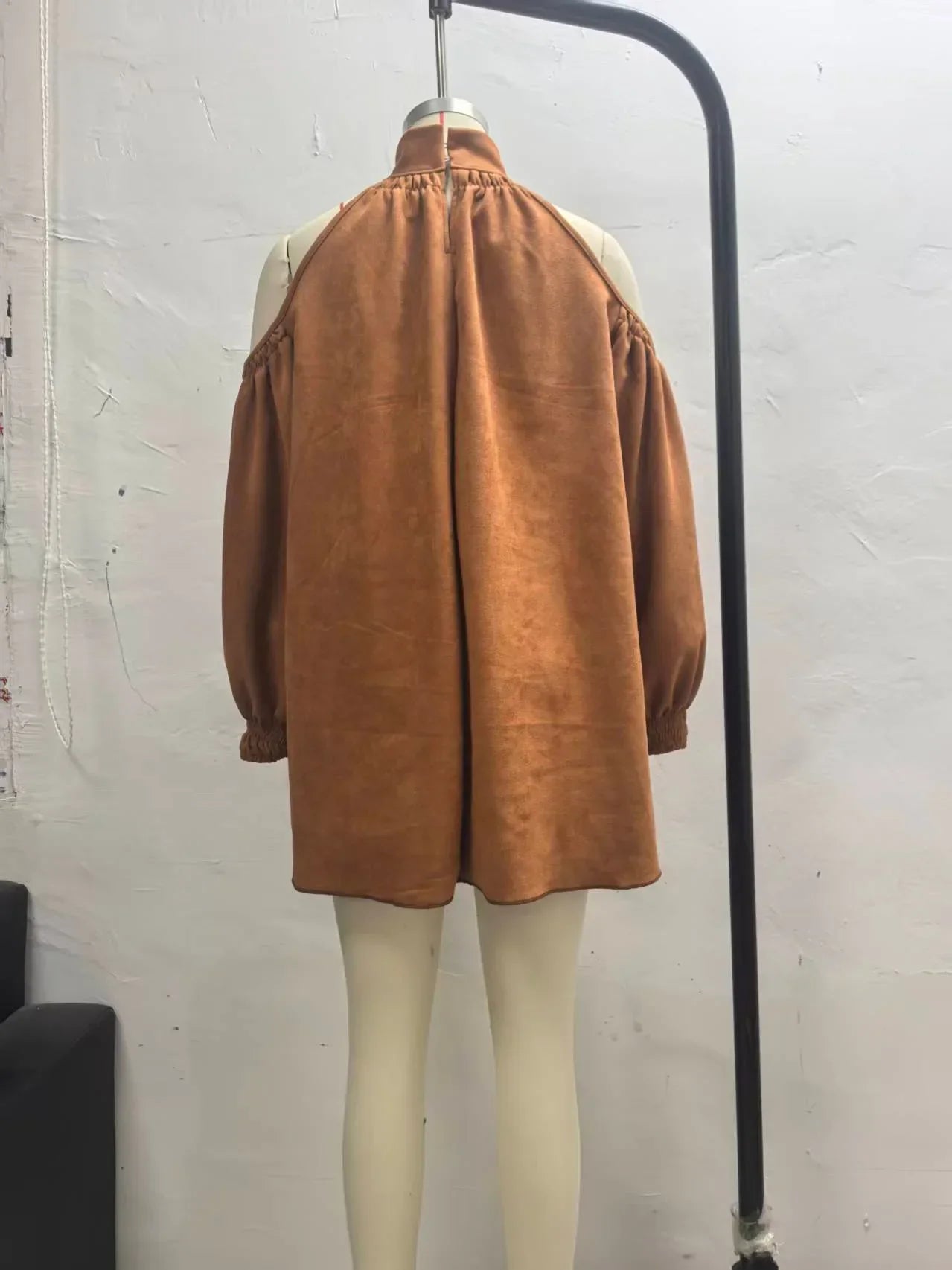 Vestido Curto Camurça Sintética Gola Alta Manga Bufante Lenogue