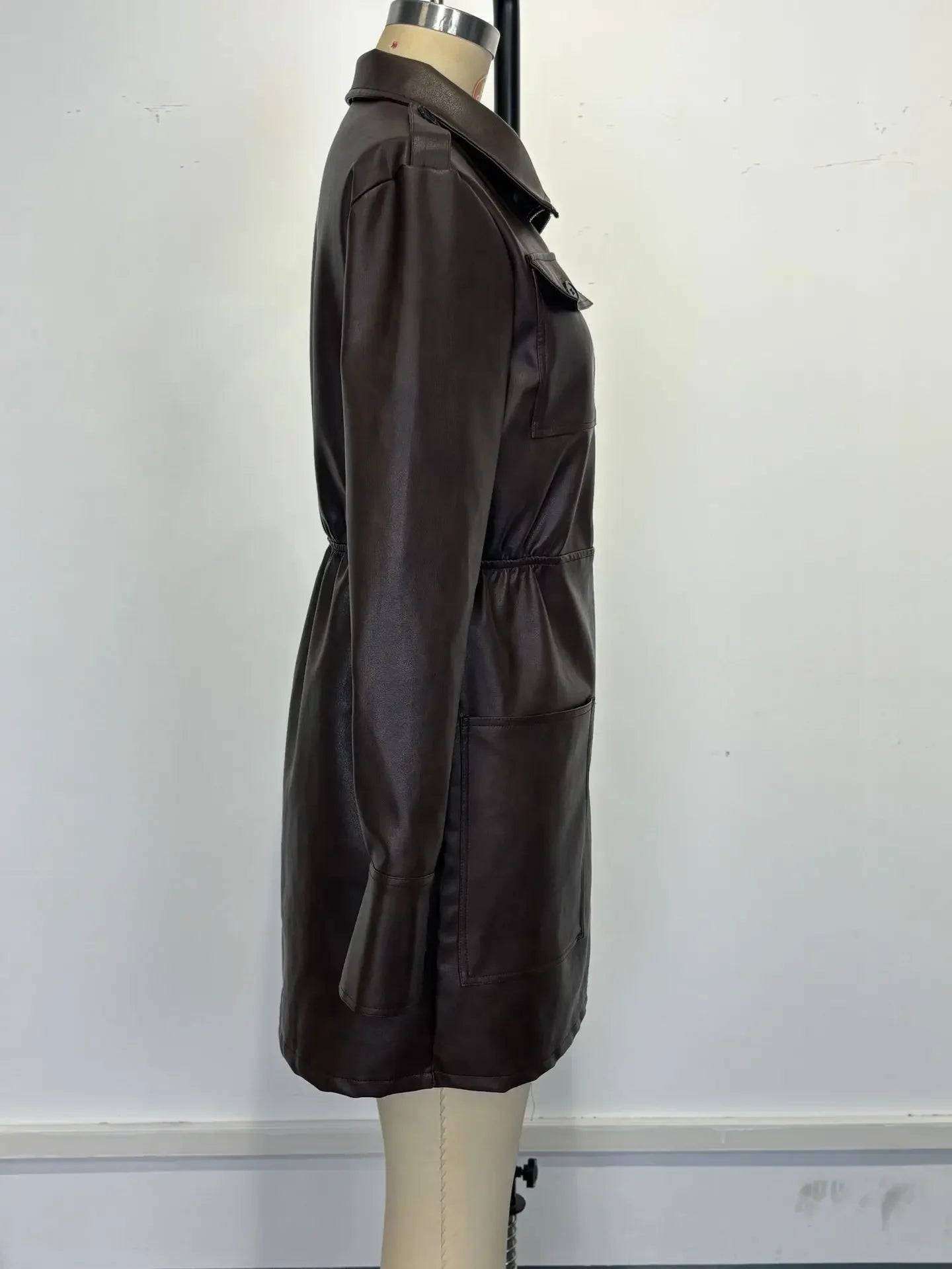 Vestido Curto Couro Ecológico Meio Zíper Marrom Lenogue