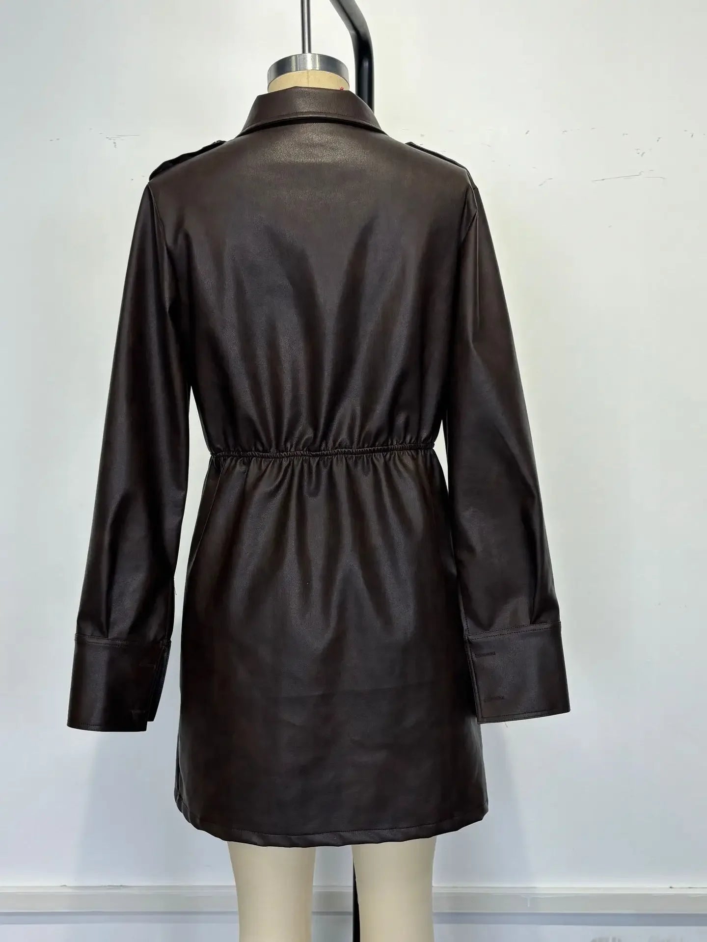 Vestido Curto Couro Ecológico Meio Zíper Marrom Lenogue