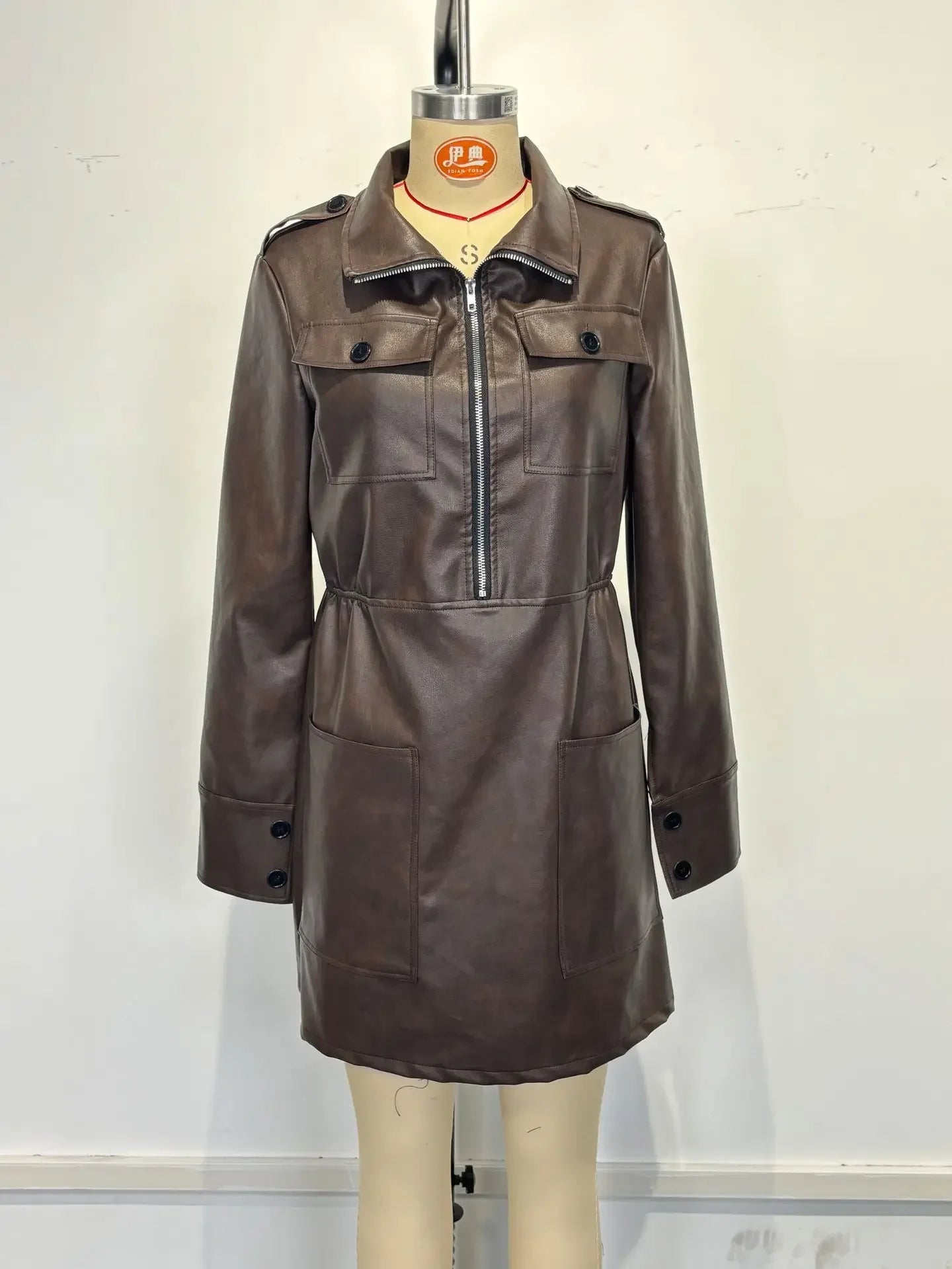 Vestido Curto Couro Ecológico Meio Zíper Marrom Lenogue