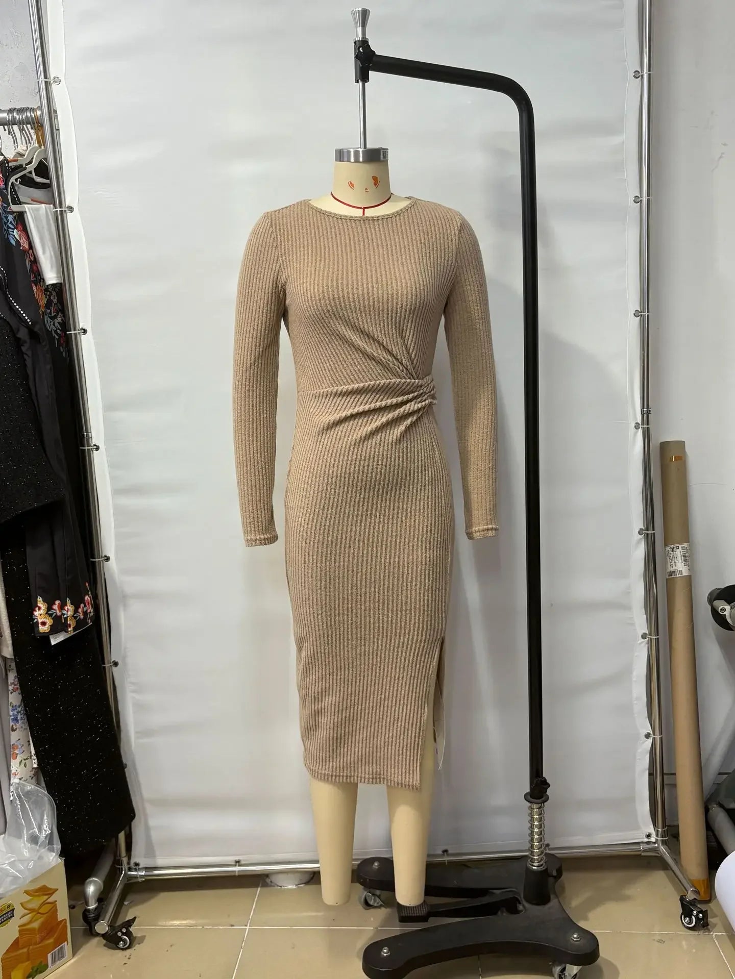 Vestido Midi Tricot Gola Redonda Nó e Fenda Transpassada Lenogue