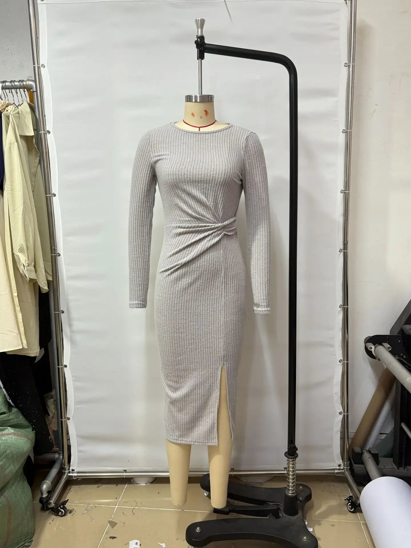 Vestido Midi Tricot Gola Redonda Nó e Fenda Transpassada Lenogue