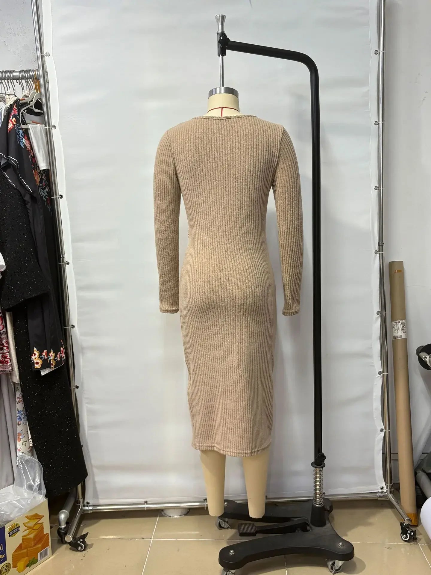 Vestido Midi Tricot Gola Redonda Nó e Fenda Transpassada Lenogue