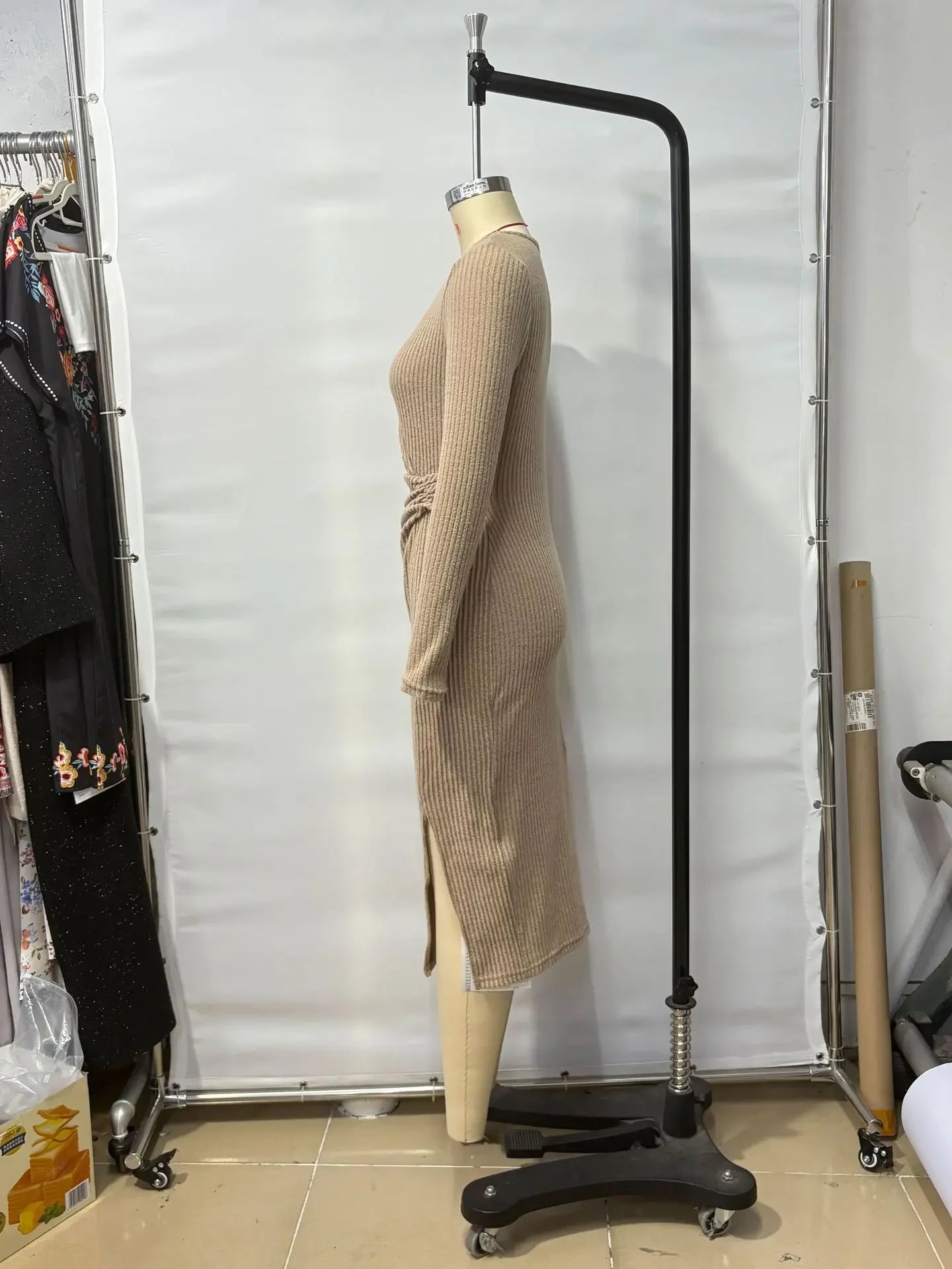 Vestido Midi Tricot Gola Redonda Nó e Fenda Transpassada Lenogue