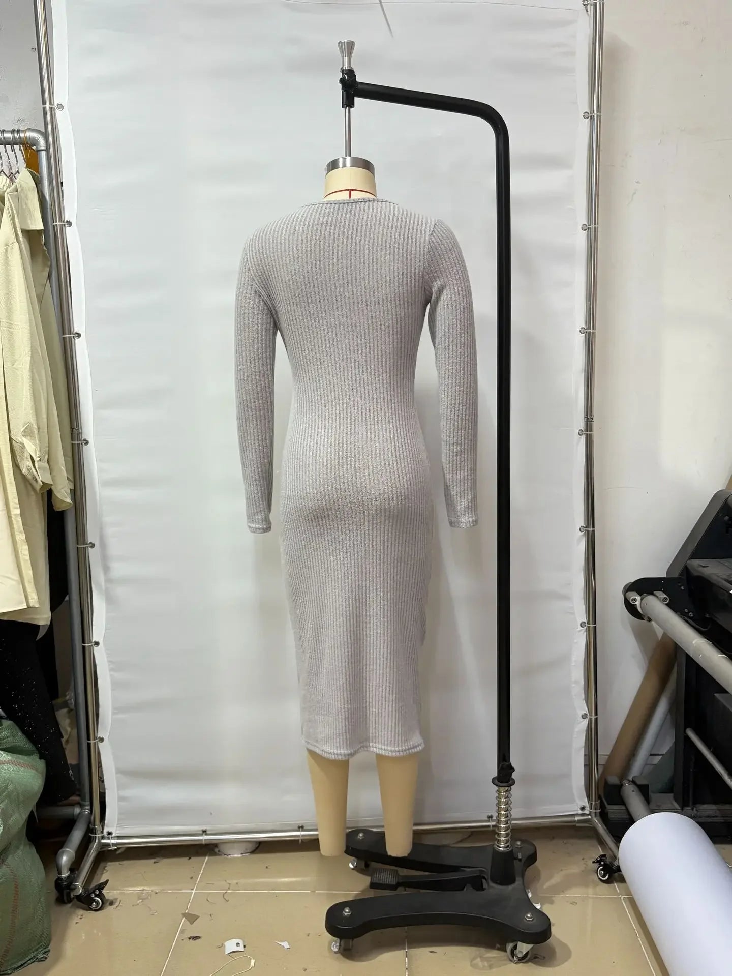 Vestido Midi Tricot Gola Redonda Nó e Fenda Transpassada Lenogue