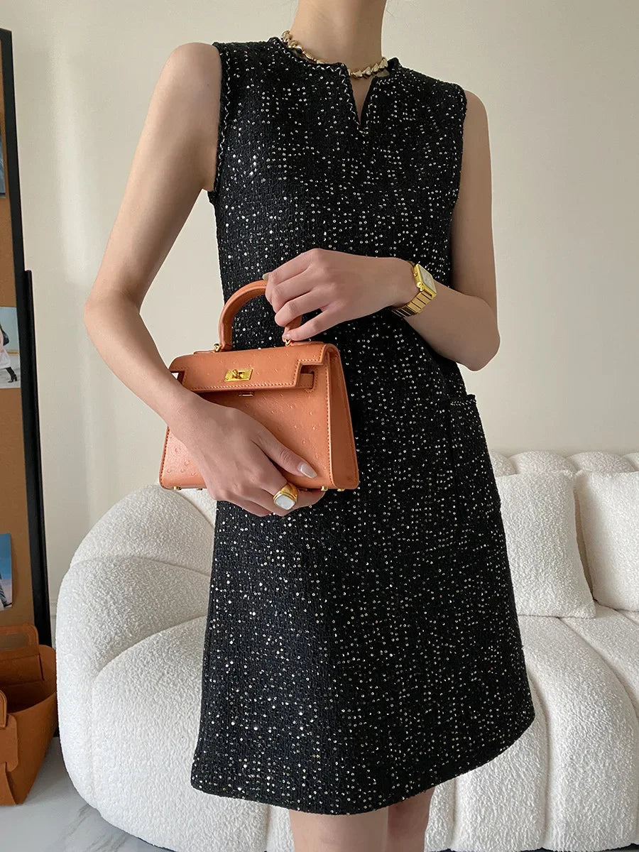 Vestido Tweed sem Mangas Bordado em Paetês Lenogue